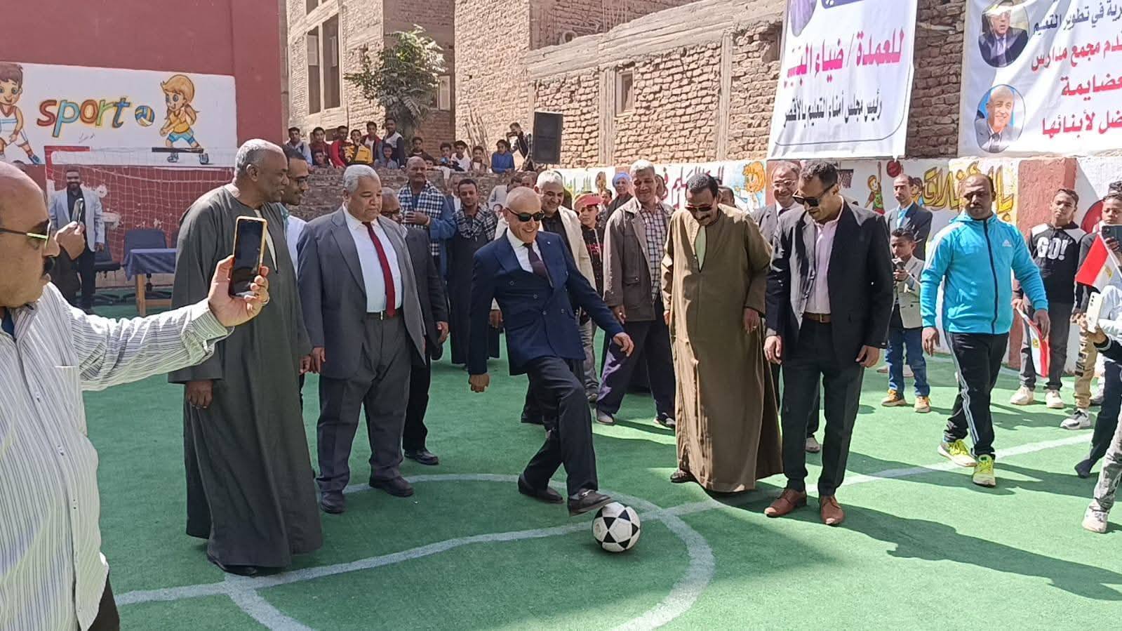 محافظ الأقصر يلعب كرة قدم بإفتتاح مجمع ملاعب مدرسة العضايمة