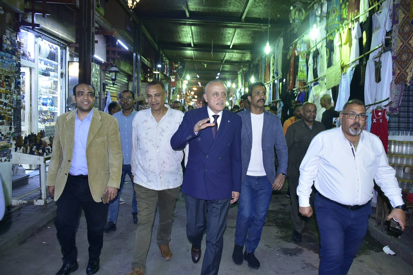 محافظ الأقصر يتفقد شارع السوق السياحي في جولة مسائية وسط ترحيب الأهالي