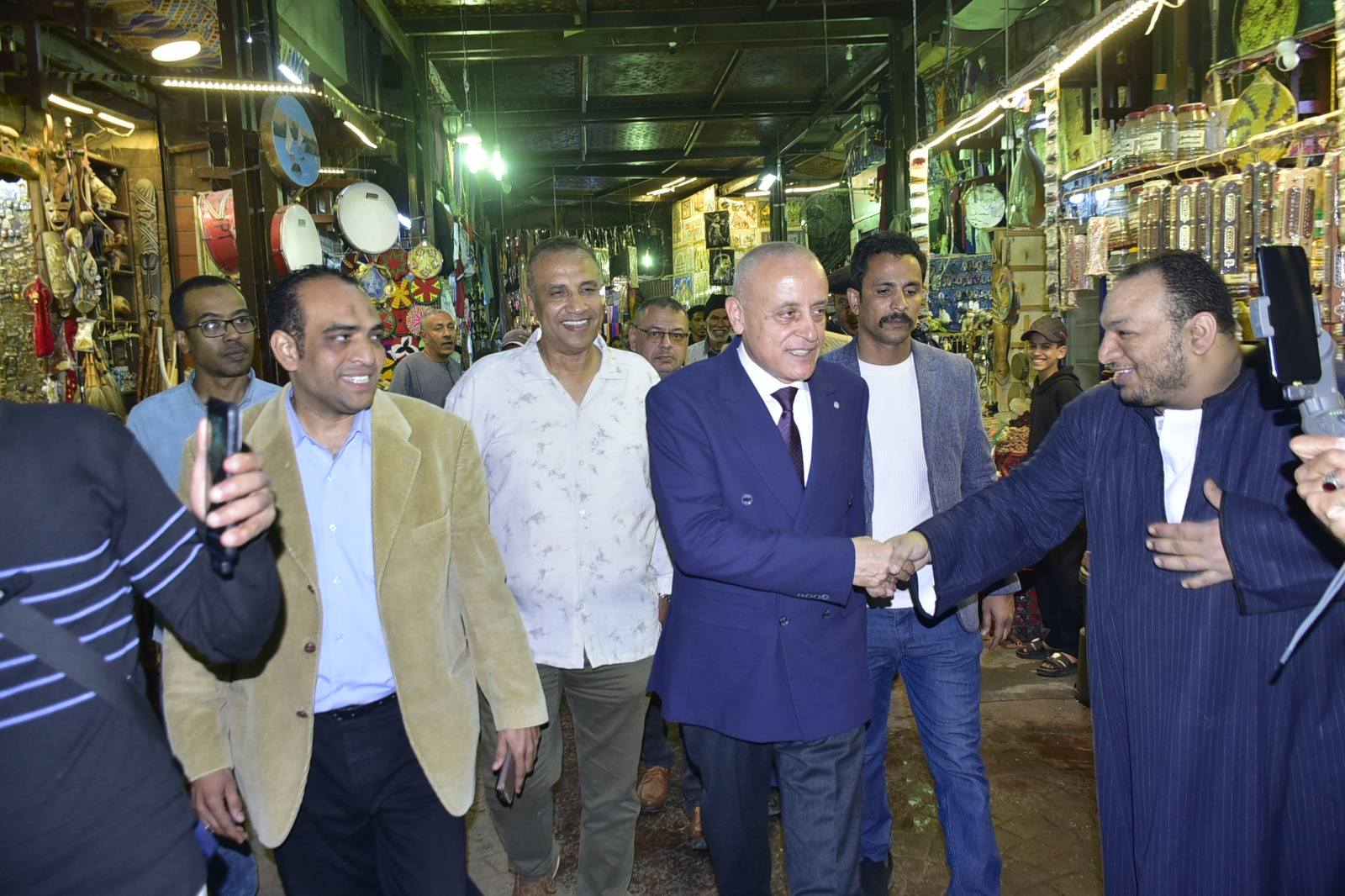 لقاء المحافظ مع المواطنين بشارع السوق السياحى