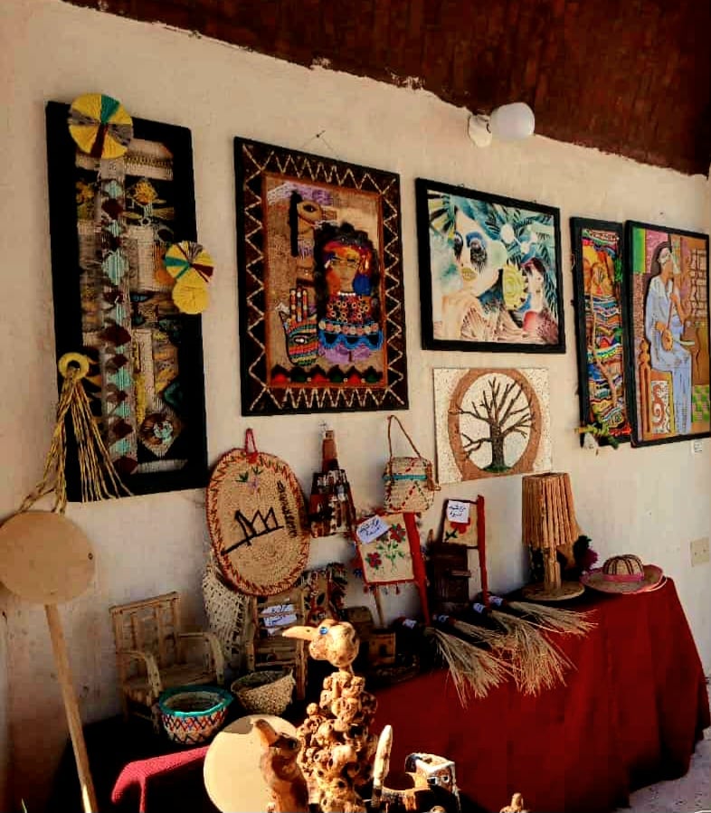 تحويل المخلفات والتراب إلى أيقونات فنية وديكورات إبداعية بالوادى الجديد (5)