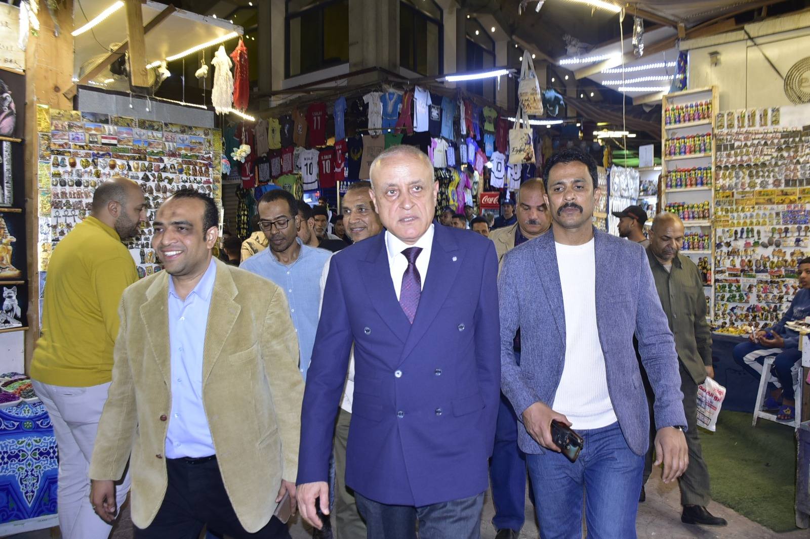 متابعة انتظام العمل بالمحلات والبازارات السياحية في السوق السياحى