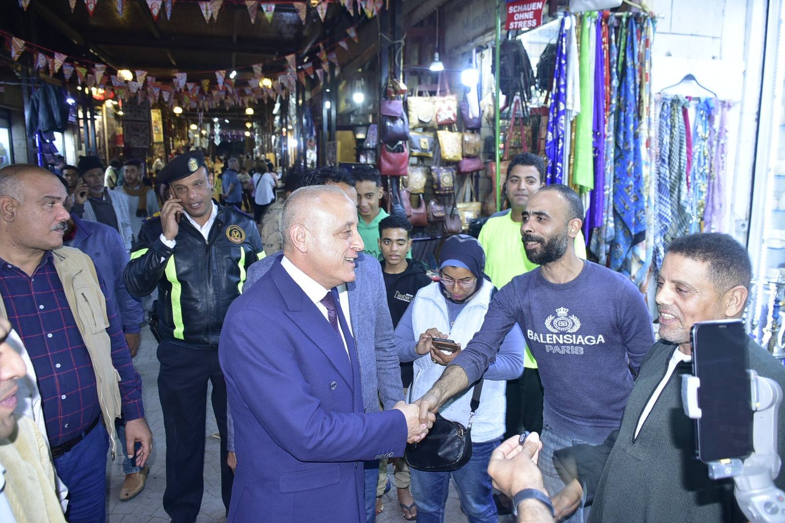 محافظ الأقصر يتفقد شارع السوق السياحي في جولة مسائية