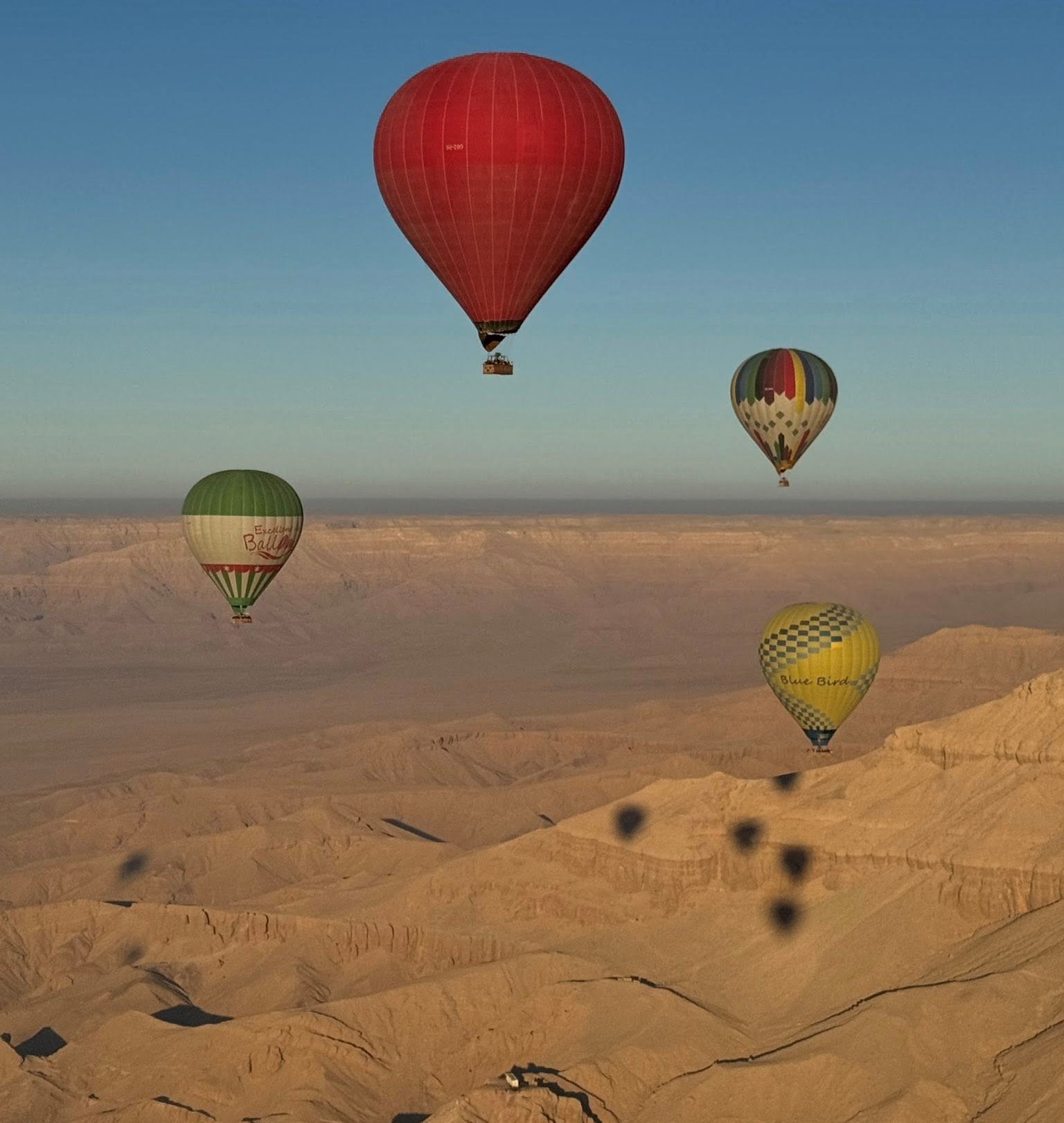 البالونات الطائرة تحلق فوق جبال البر الغربى