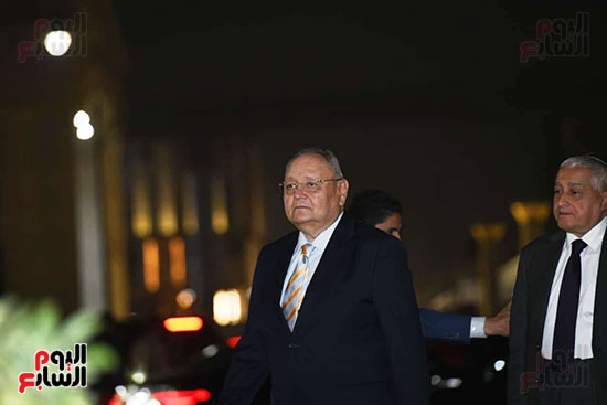 أسرة الراحل الدكتور مفيد شهاب تستقبل المعزين بمسجد المشير طنطاوى (16)