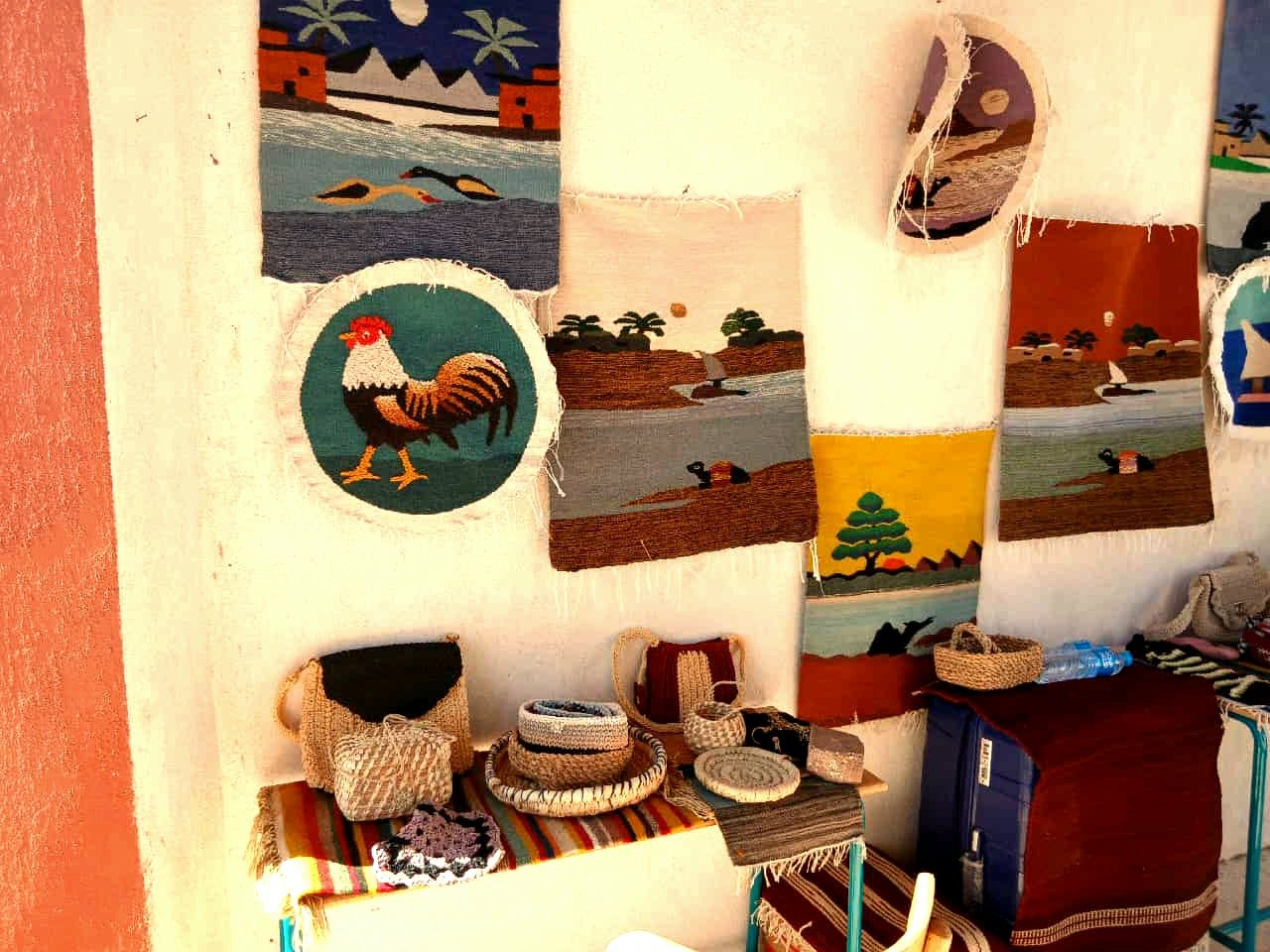 تحويل المخلفات والتراب إلى أيقونات فنية وديكورات إبداعية بالوادى الجديد (15)