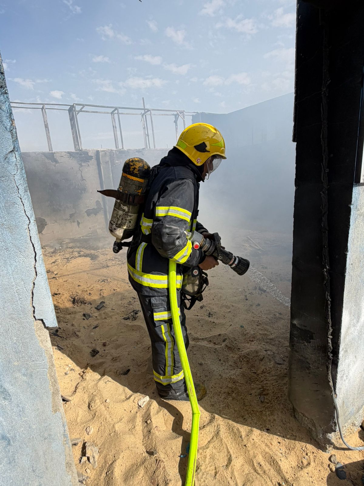 السيطرة على حريق (2)