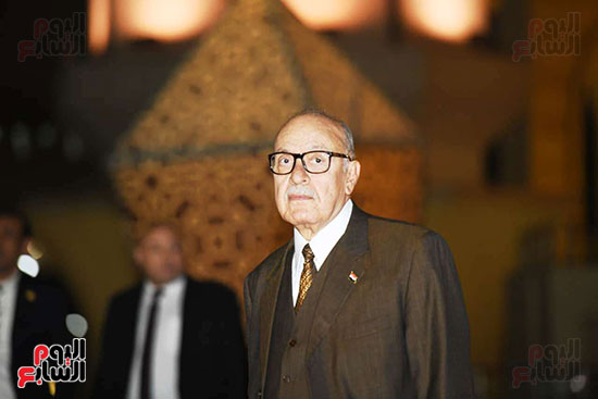 أسرة الراحل الدكتور مفيد شهاب تستقبل المعزين بمسجد المشير طنطاوى (4)