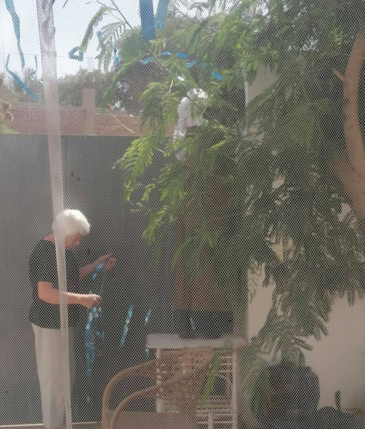 سائحة بلجيكية تعلق زينة رمضان بمنزلها فى البر الغربي بالأقصر