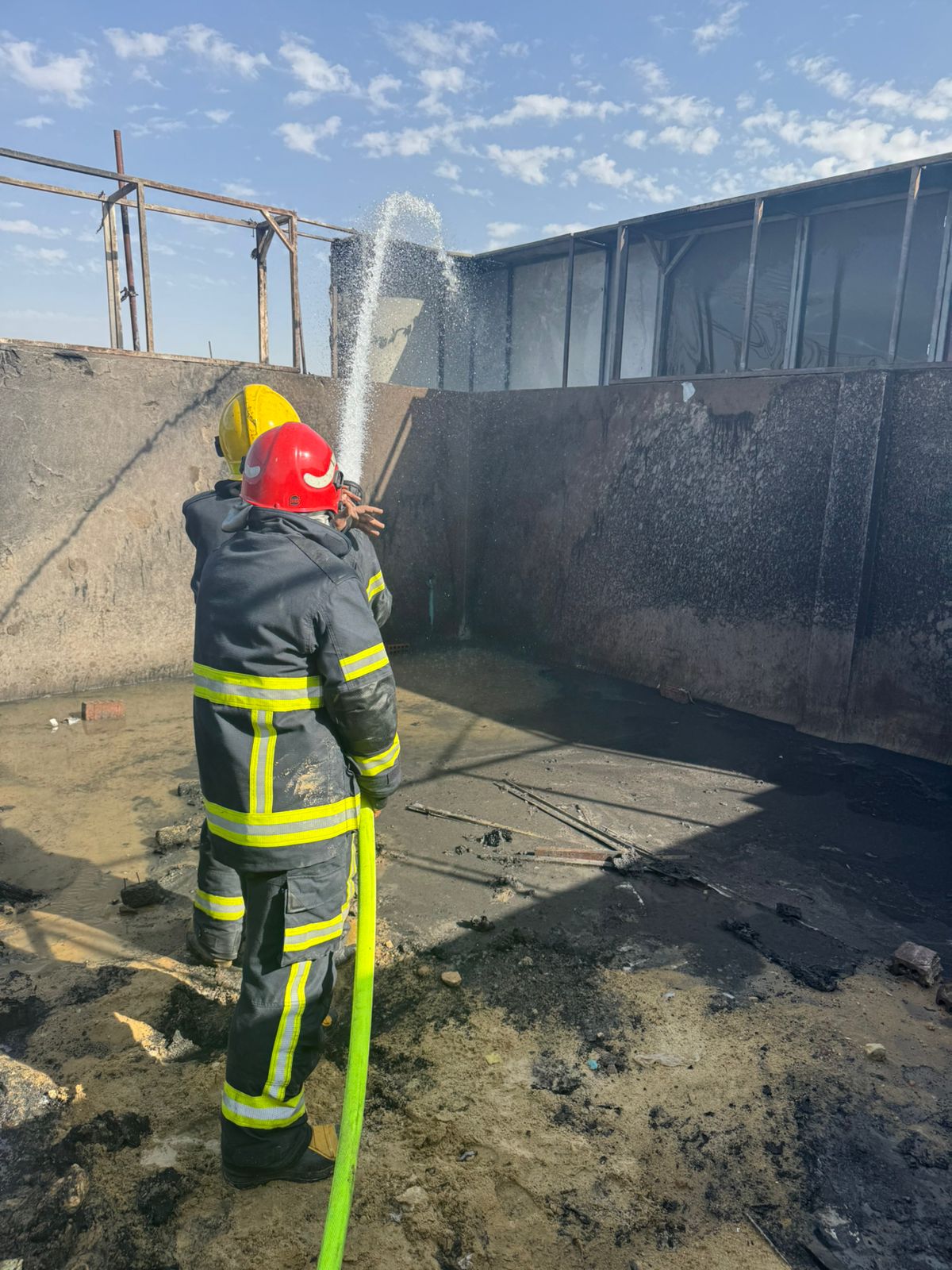 السيطرة على حريق (4)