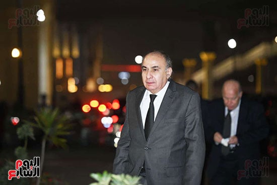 أسرة الراحل الدكتور مفيد شهاب تستقبل المعزين بمسجد المشير طنطاوى (1)