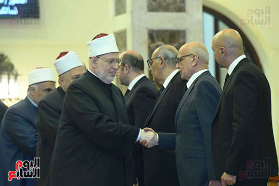 أسرة الراحل الدكتور مفيد شهاب تستقبل المعزين بمسجد المشير طنطاوى (2)