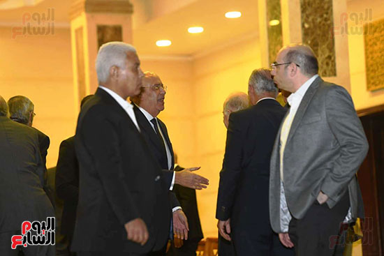 أسرة الراحل الدكتور مفيد شهاب تستقبل المعزين بمسجد المشير طنطاوى (17)