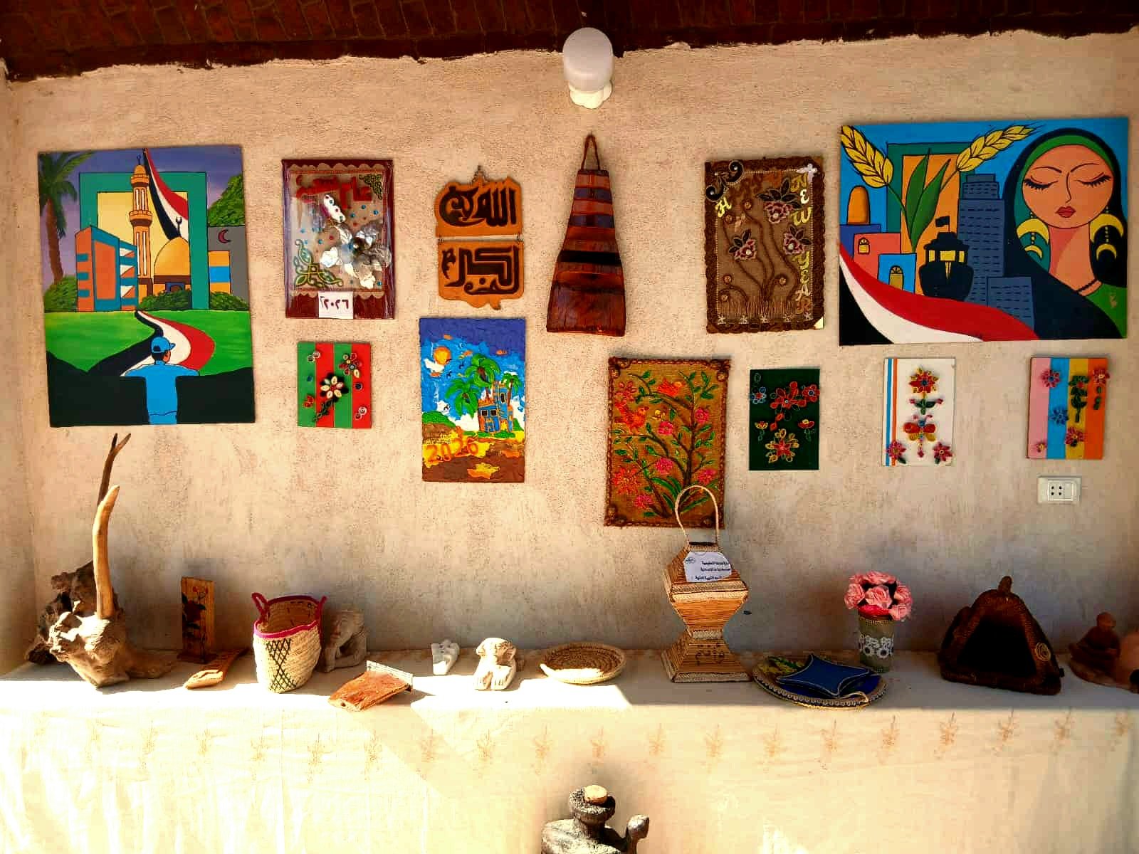 تحويل المخلفات والتراب إلى أيقونات فنية وديكورات إبداعية بالوادى الجديد (2)