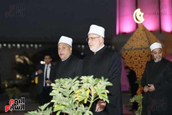 أسرة الراحل الدكتور مفيد شهاب تستقبل المعزين بمسجد المشير طنطاوى (8)