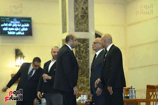 أسرة الراحل الدكتور مفيد شهاب تستقبل المعزين بمسجد المشير طنطاوى (6)