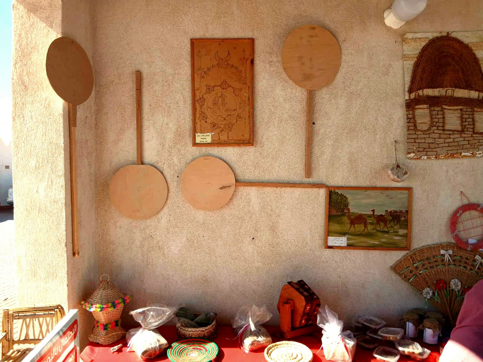 تحويل المخلفات والتراب إلى أيقونات فنية وديكورات إبداعية بالوادى الجديد (4)