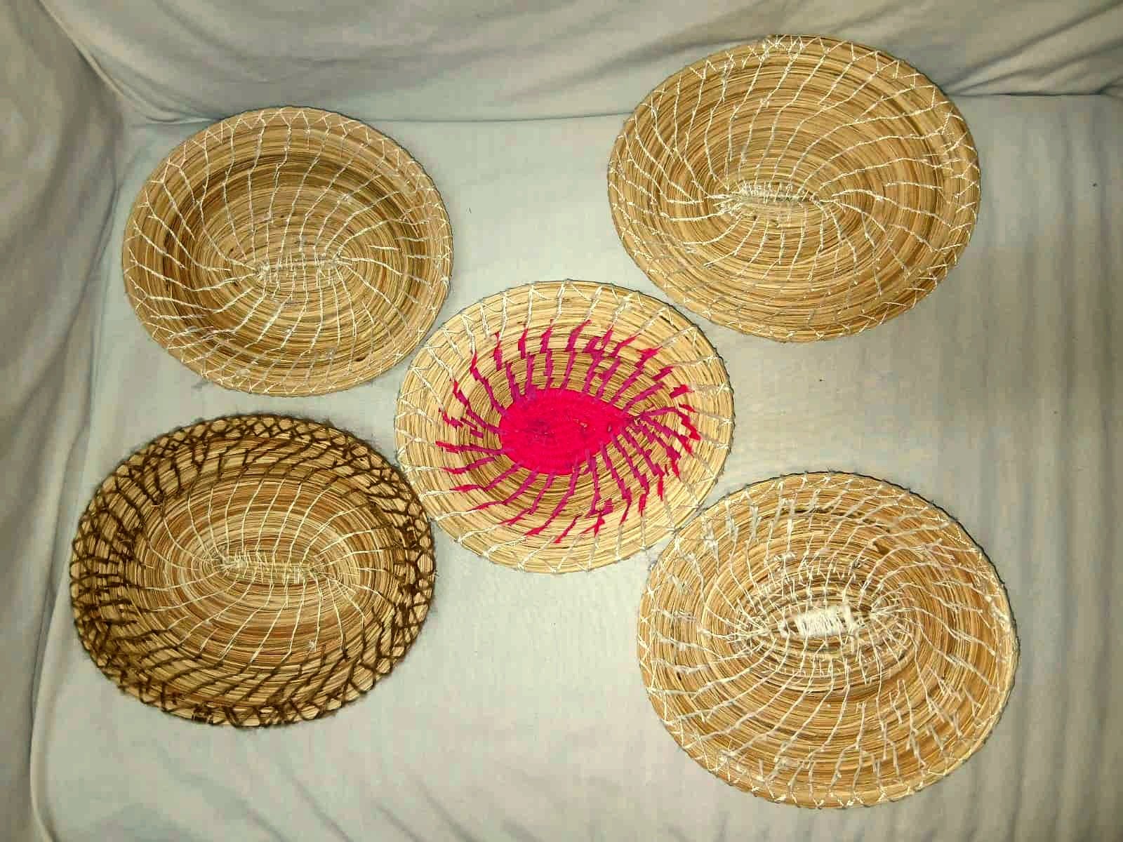 تحويل المخلفات والتراب إلى أيقونات فنية وديكورات إبداعية بالوادى الجديد (8)