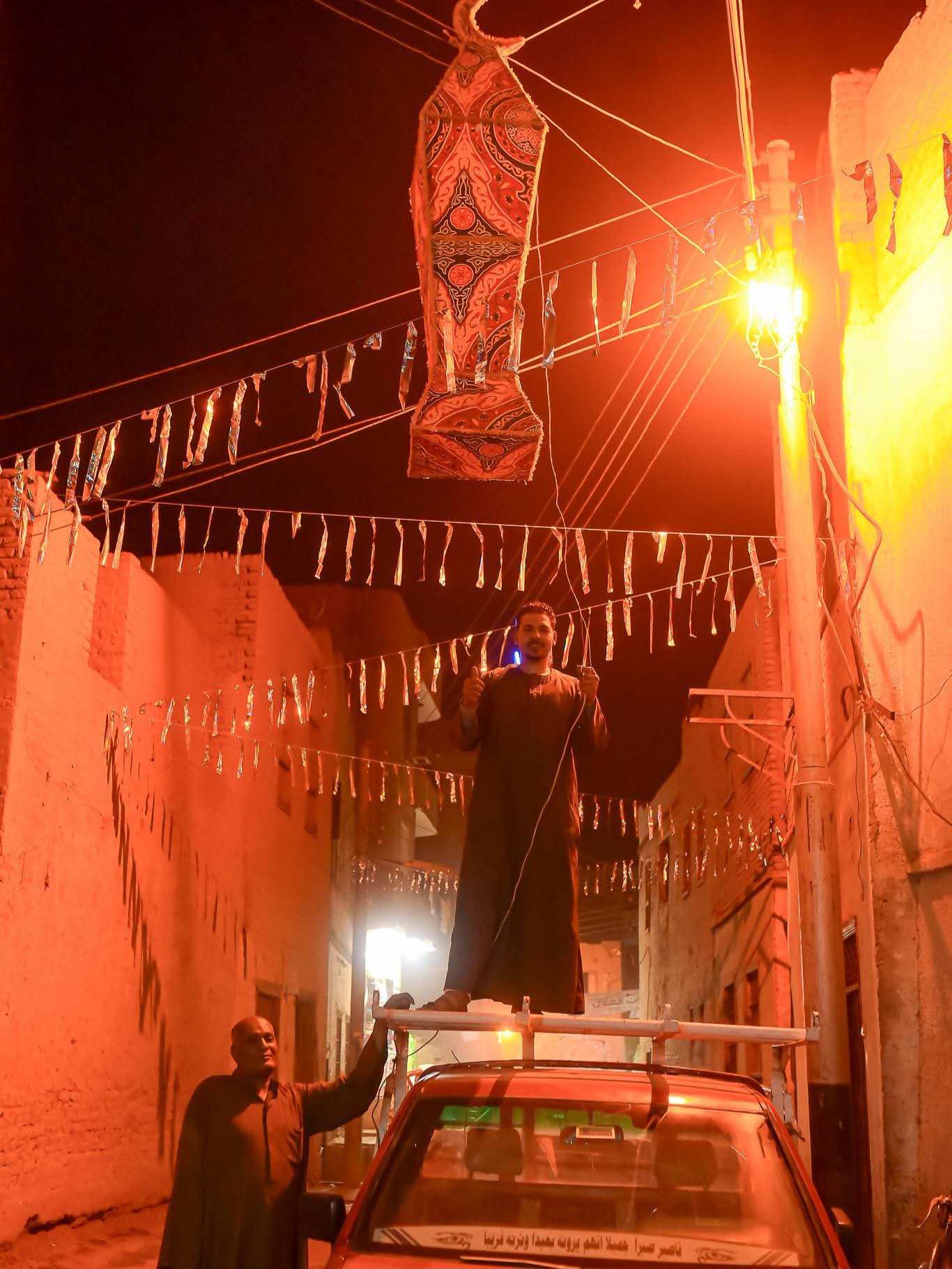 تعليق الزينة والفوانيس 