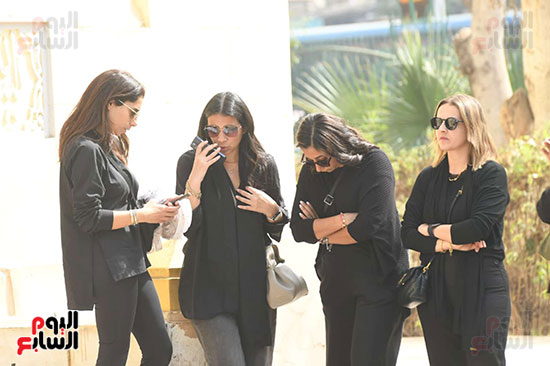 من جنازة والدة الفنانة ريم مصطفي