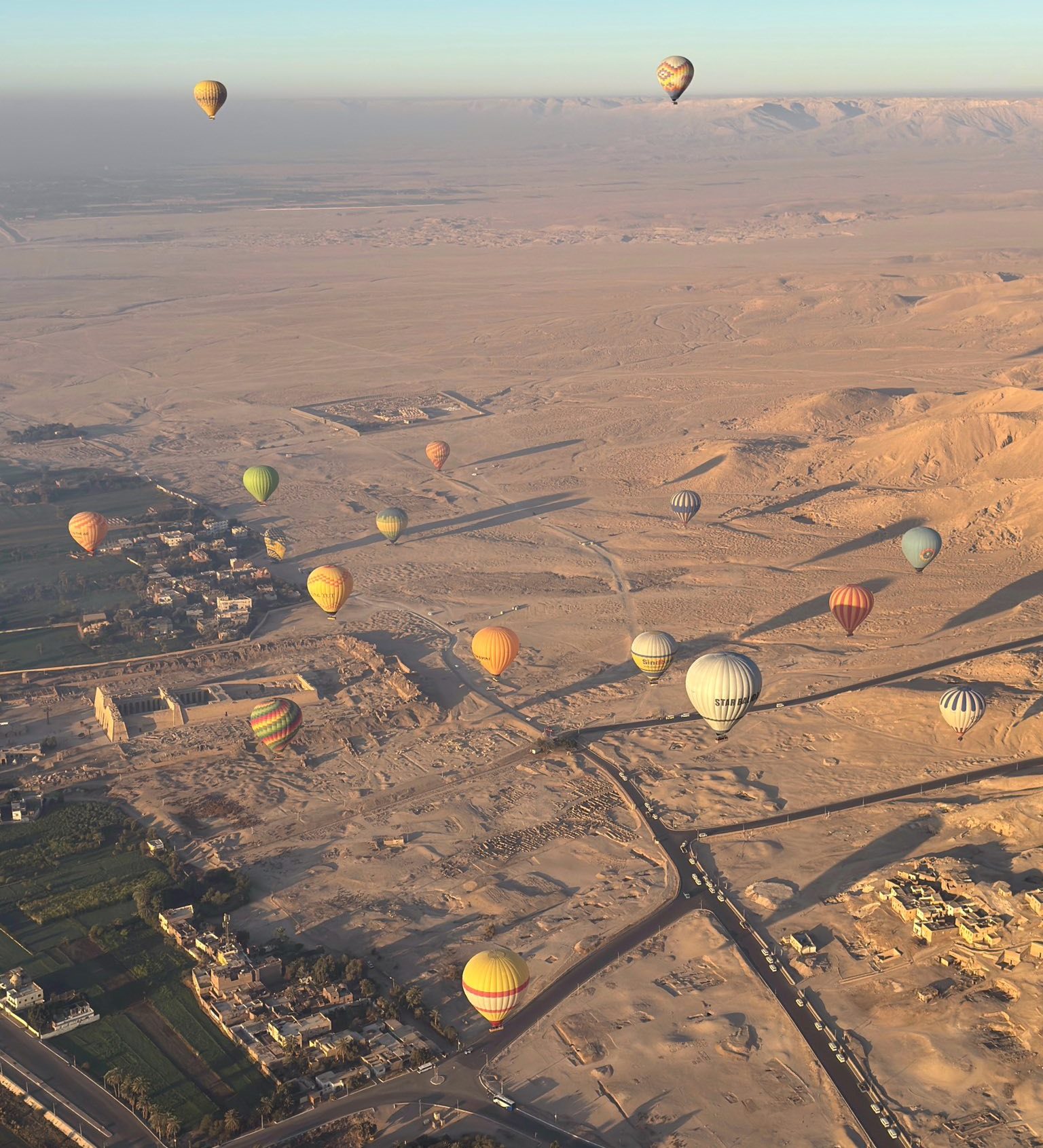 رحلات البالون الطائر تحلق فى سماء البر الغربى