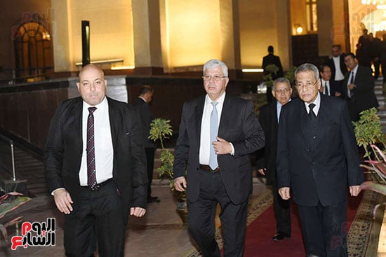 أسرة الراحل الدكتور مفيد شهاب تستقبل المعزين بمسجد المشير طنطاوى (10)