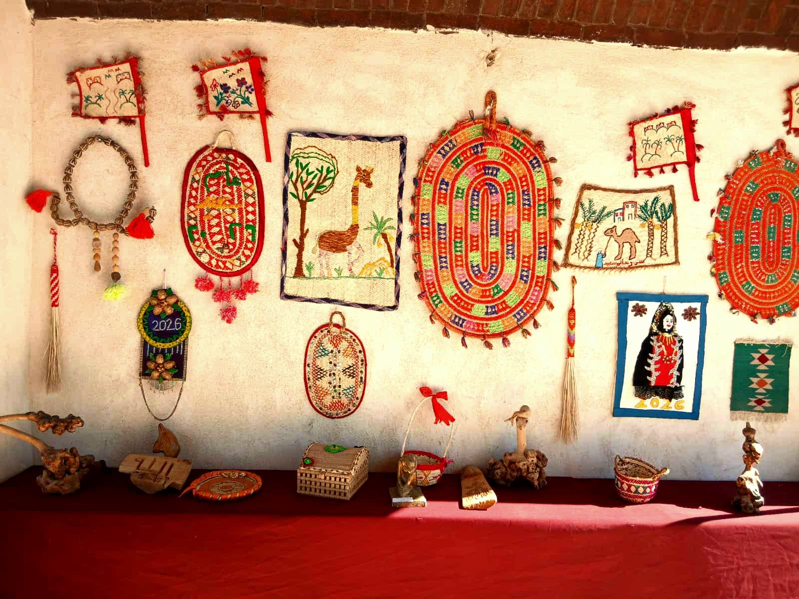 تحويل المخلفات والتراب إلى أيقونات فنية وديكورات إبداعية بالوادى الجديد (1)