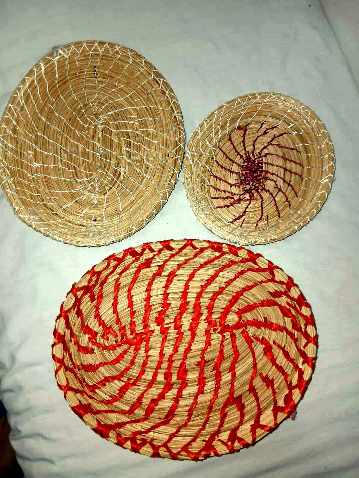 تحويل المخلفات والتراب إلى أيقونات فنية وديكورات إبداعية بالوادى الجديد (6)