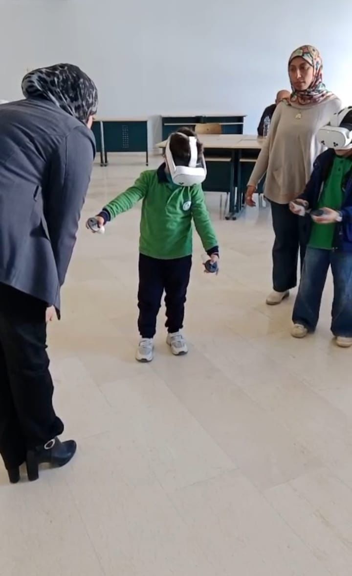 تدريب المعلمات على تقنيات الواقع الافتراضي