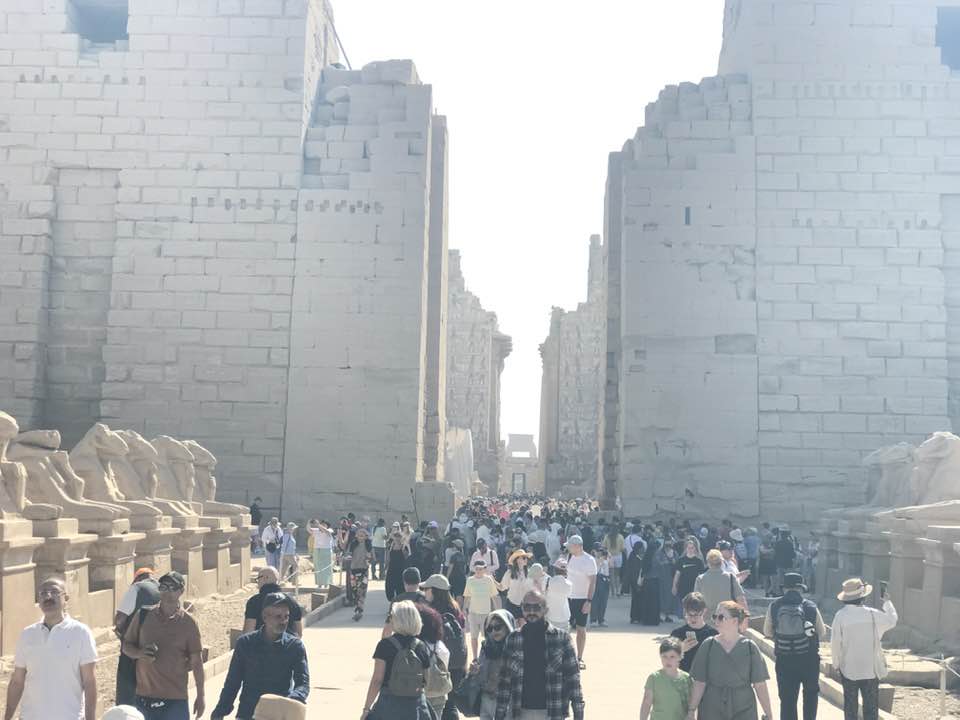 أفواج سياحية كبيرة تزور معابد الكرنك للإستمتاع بالطقس الشتوى الدافئ أفواج سياحية كبيرة تزور معابد الكرنك للإستمتاع بالطقس الشتوى الدافئ