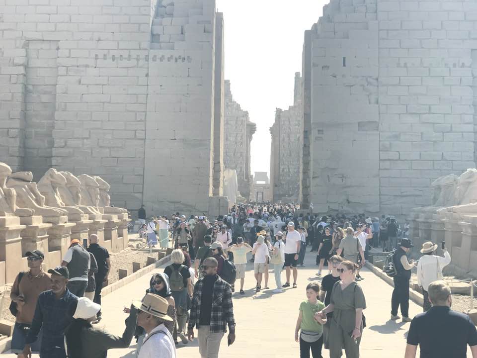 الإقبال الكبير بمعابد الكرنك للإستمتاع بالطقس الشتوى الدافئ في الموسم السياحى الإقبال الكبير بمعابد الكرنك للإستمتاع بالطقس الشتوى الدافئ في الموسم السياحى