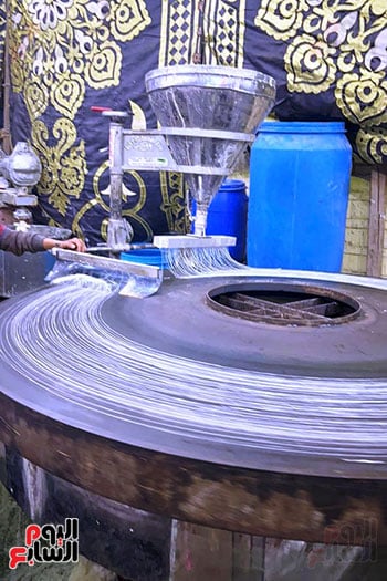 ماكينة صب العجين