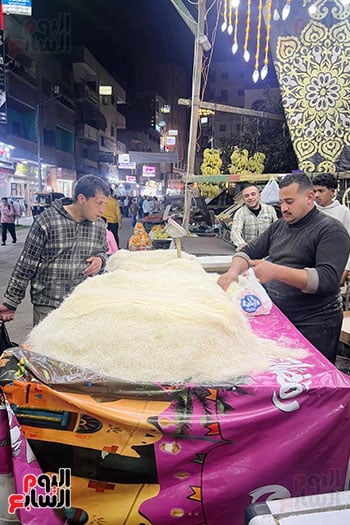 توافد لشراء الكنافة والقطايف