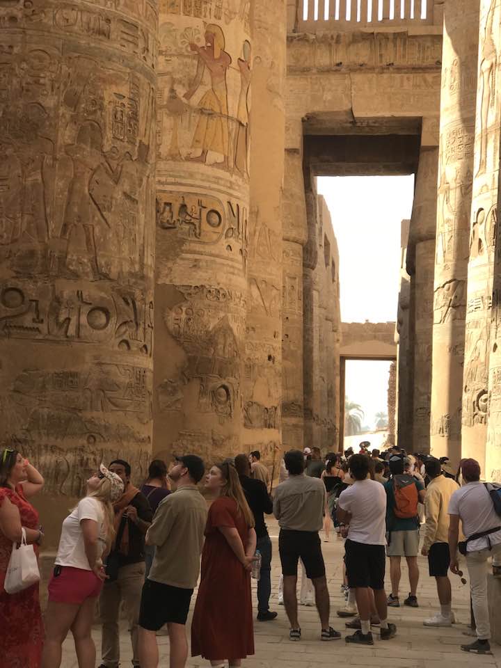 توافد السياح فى قلب صالة الأعمدة الكبرى بالكرنك توافد السياح فى قلب صالة الأعمدة الكبرى بالكرنك
