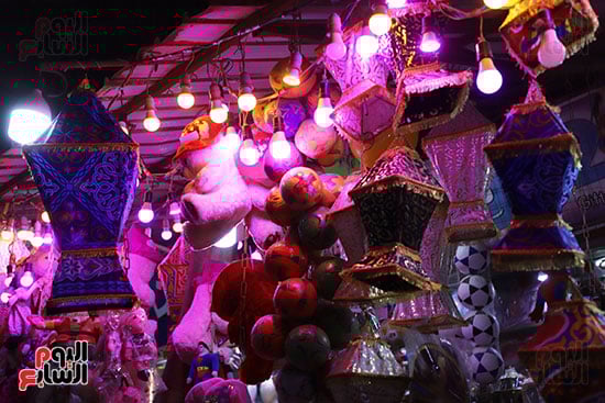 فوانيس رمضان تزين واجهات المحلات