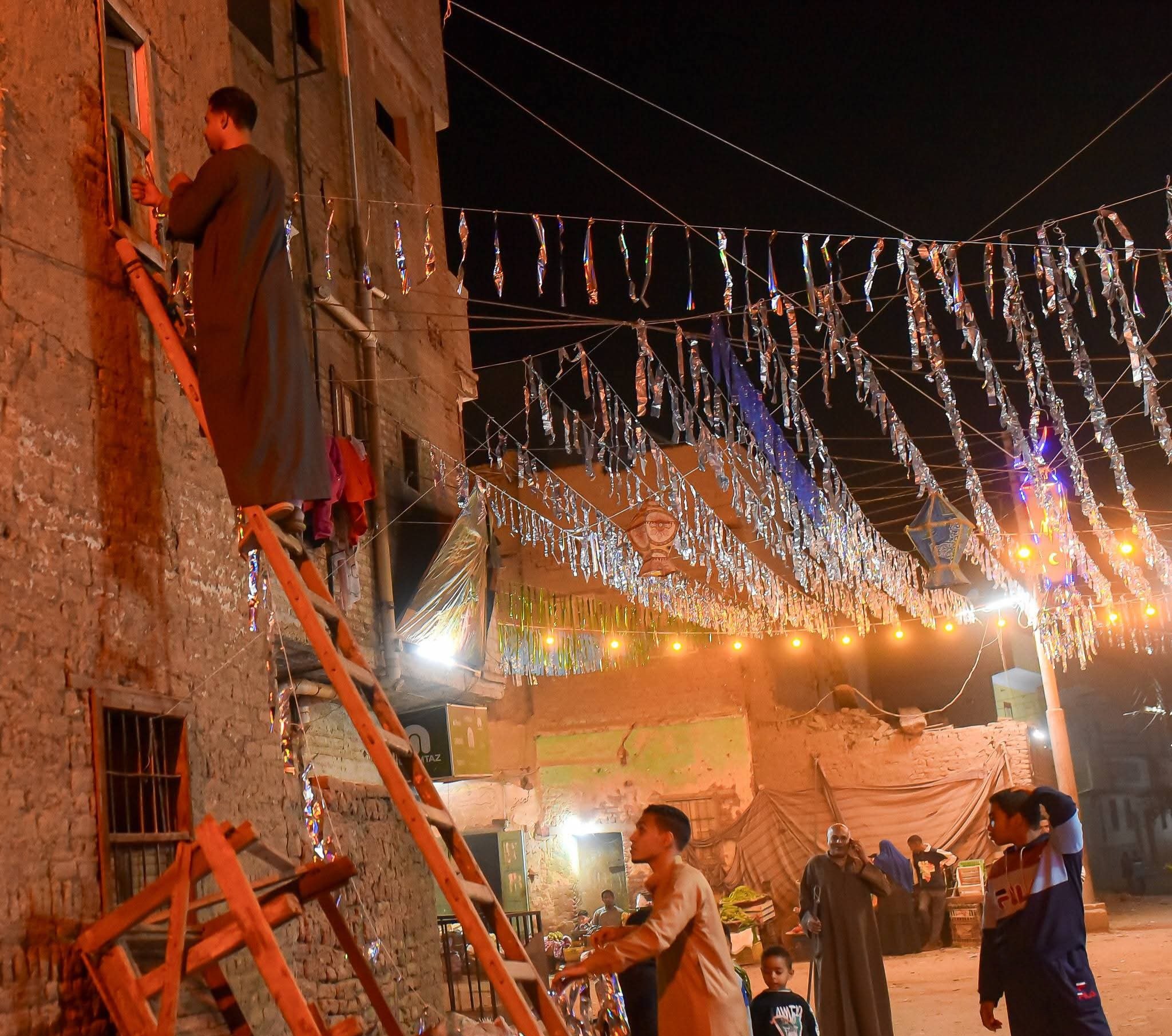 مشاركة الشباب في تعليق الزينة 