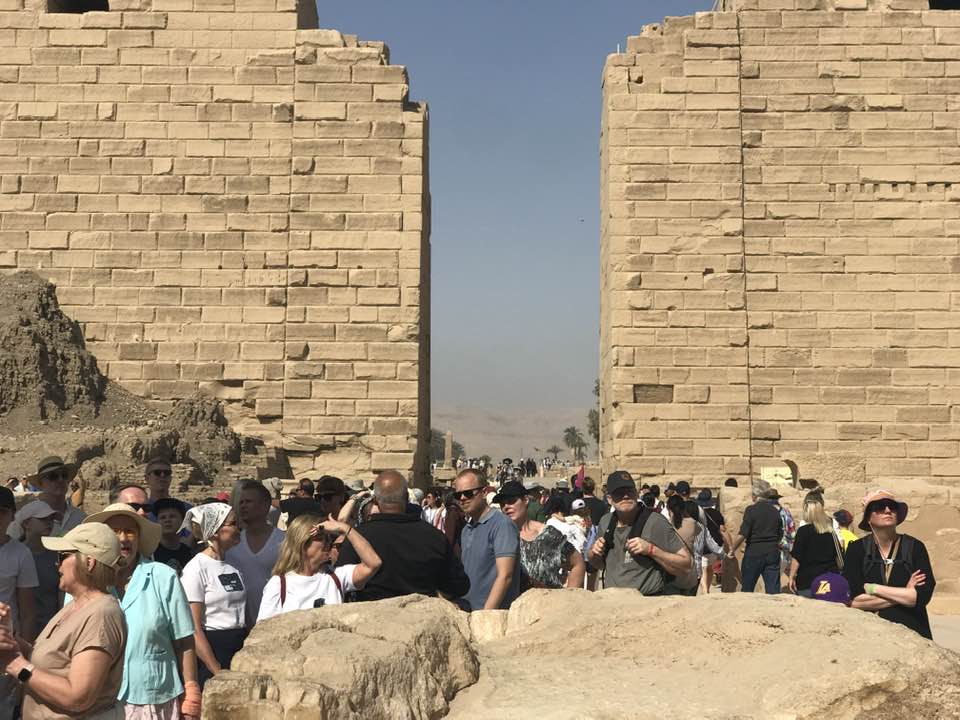 زيارات السياح بمعابد الكرنك للإستمتاع بالطقس الشتوى الدافئ في الموسم السياحى زيارات السياح بمعابد الكرنك للإستمتاع بالطقس الشتوى الدافئ في الموسم السياحى