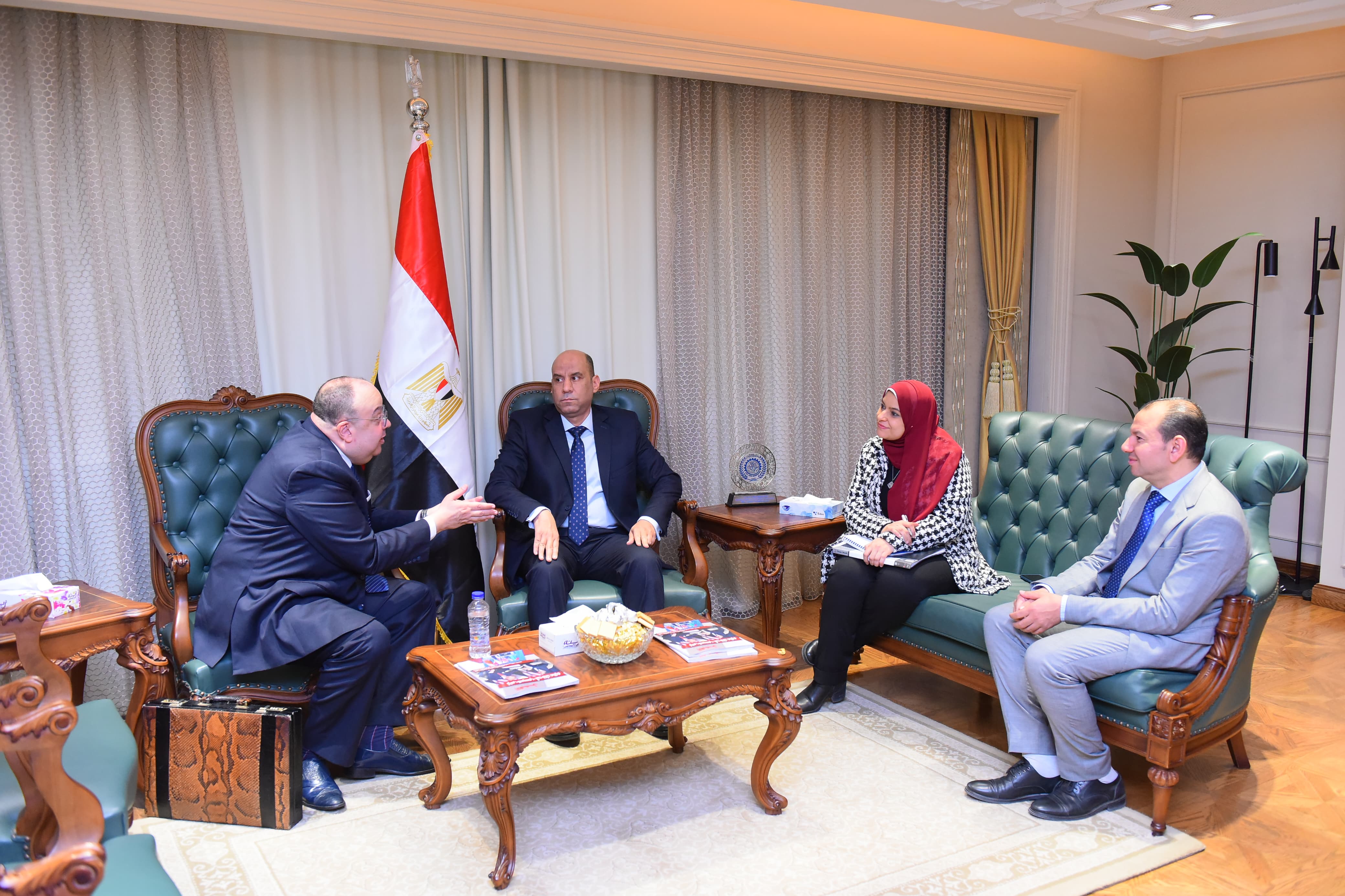 متابعة وزير العمل