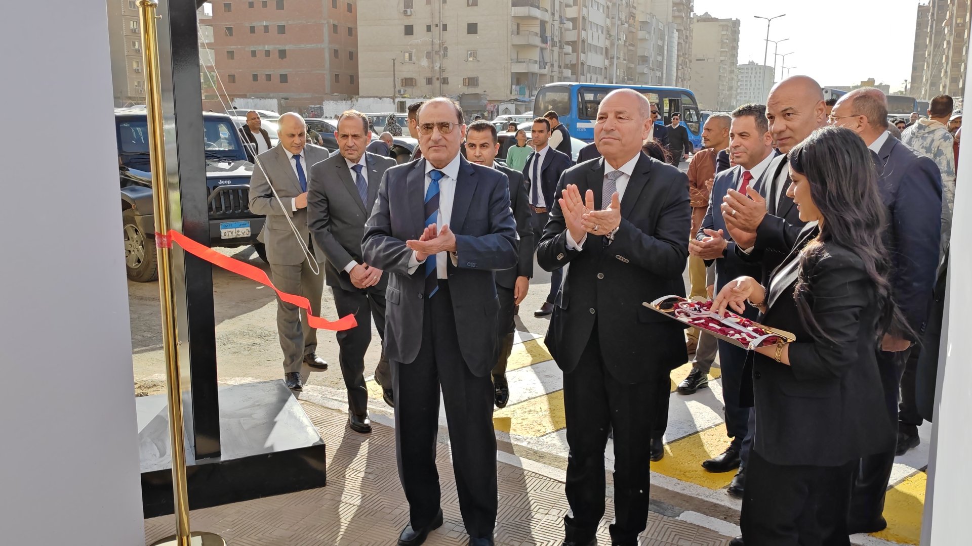 محافظ القاهرة ومستشار رئيس الجمهورية يفتتحان سوق الأمل الحضارى بمدينة نصر