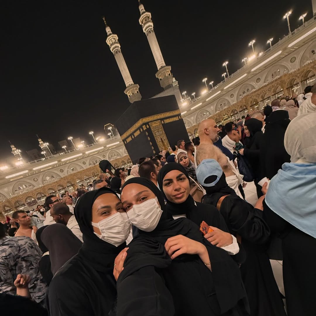 كاثلين سوزا أمام الكعبة