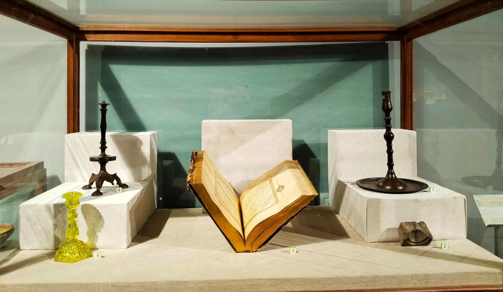 جانب من القطع الاثرية بالمعرض المؤقت