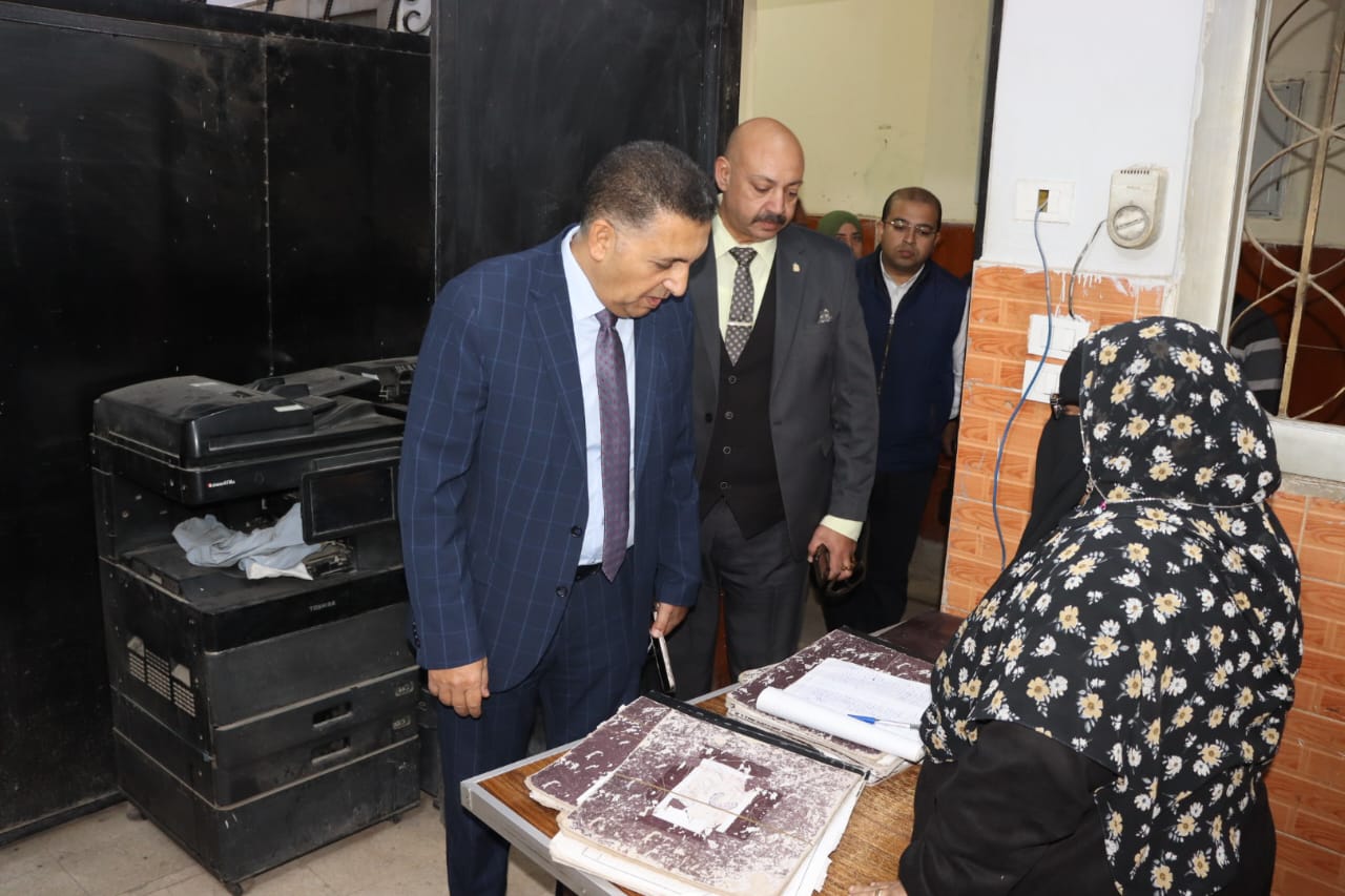 محافظ القليوبية يراجع دفاتر الحضور والإنصراف