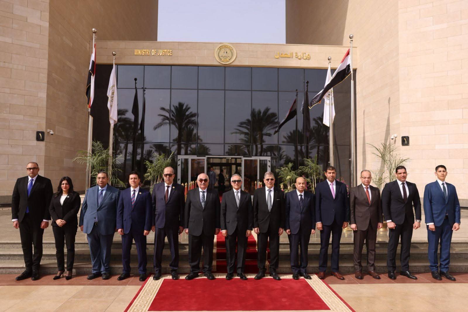 رئيس هيئة قضايا الدولة يهنئ المستشار محمود الشريف وزير العدل بتوليه منصبه الجديد (1)