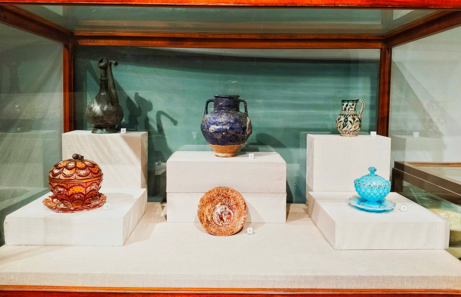 قطع أثرية بالمعرض المؤقت