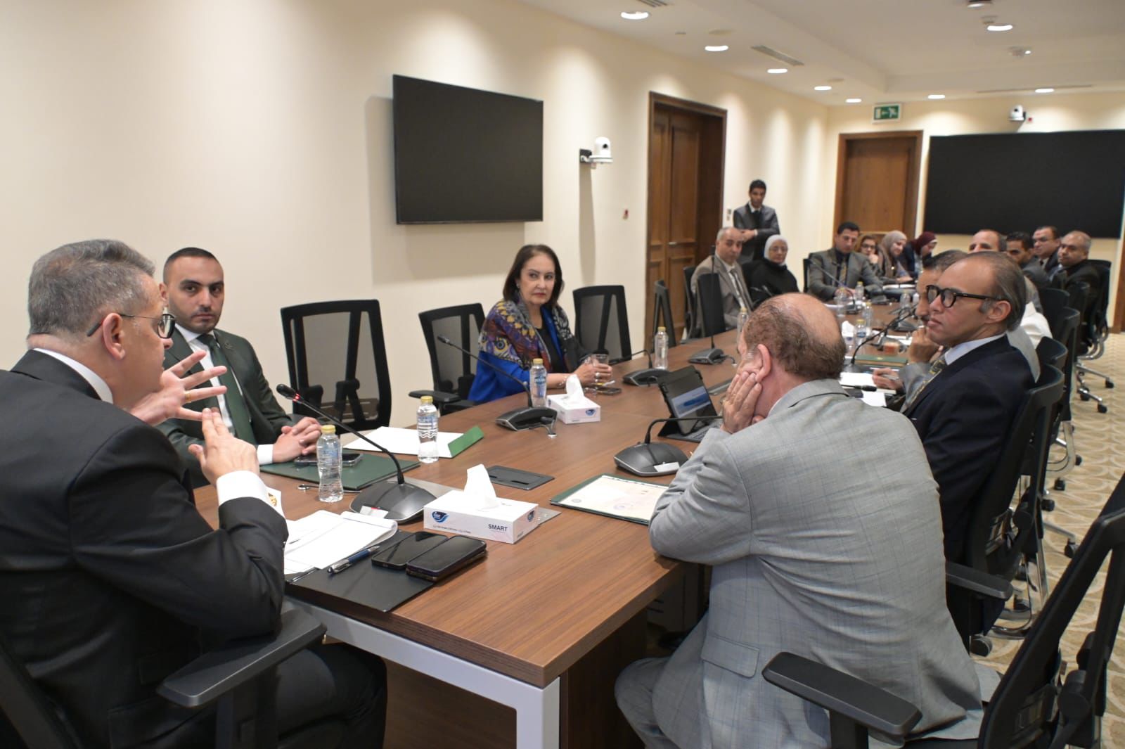 خلال اللجنه خلال اللجنه