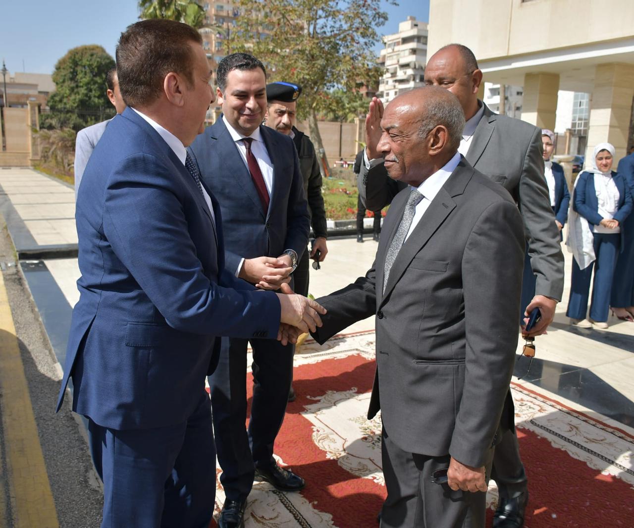 السكرتير العام والمخافظ