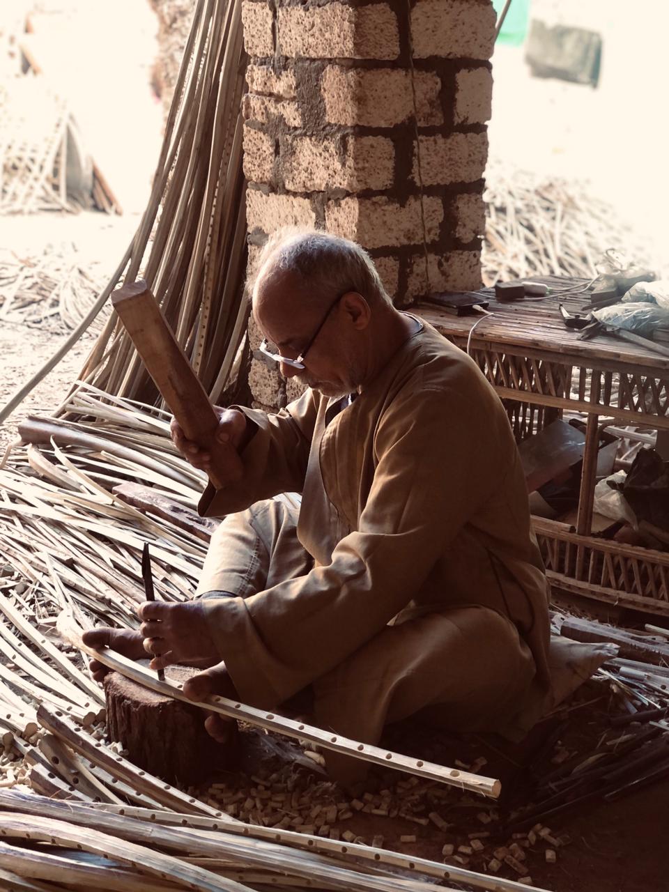 محمود خلال صناعة منتجات الجريد