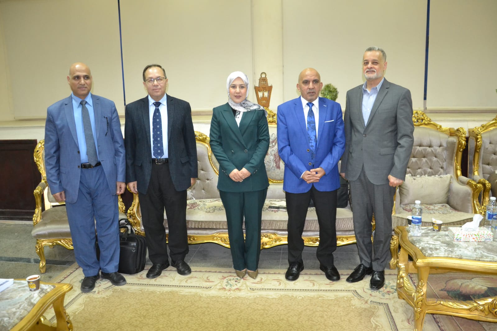 الباحثة ولجنة المناقشة عقب مناقشة الرسالة