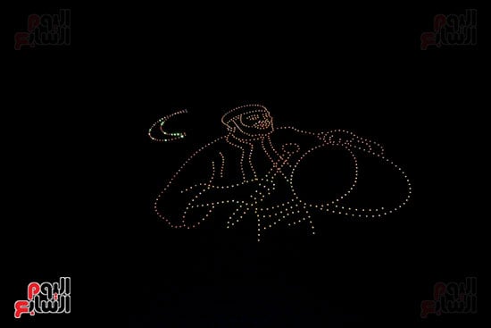 المسحراتى وزينة رمضان يزينان سماء مسجد الحسين