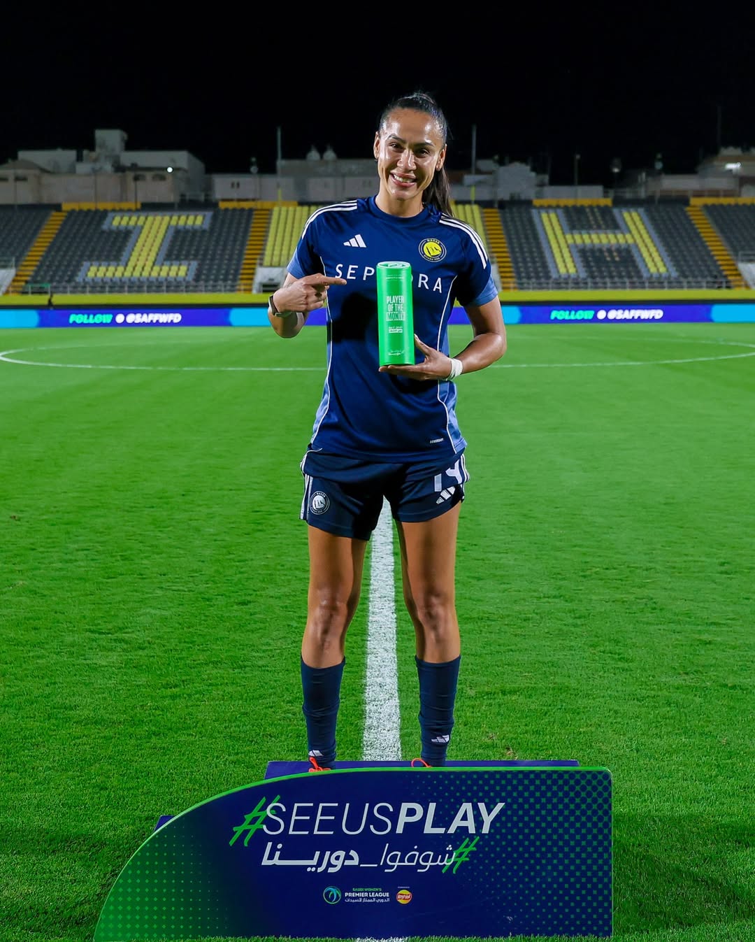 سوزا مع جائزة لاعبة الشهر بالدوري السعودي