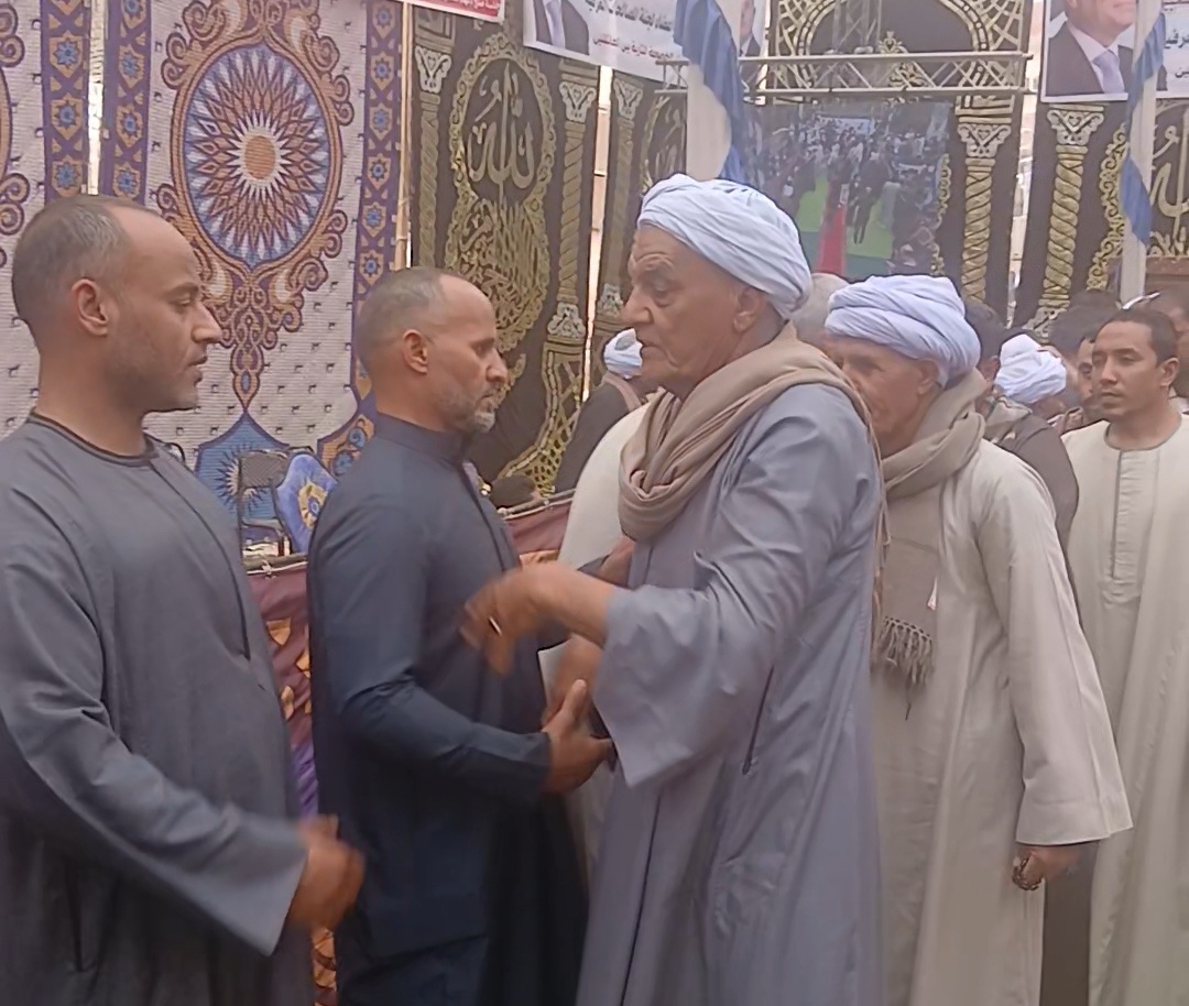 اسرة متوفية تتلقي العزاء اسرة متوفية تتلقي العزاء